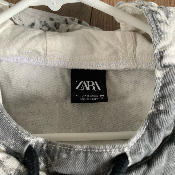 (2/$20) Zara Pull Over Jacket - Picture 4 of 4
